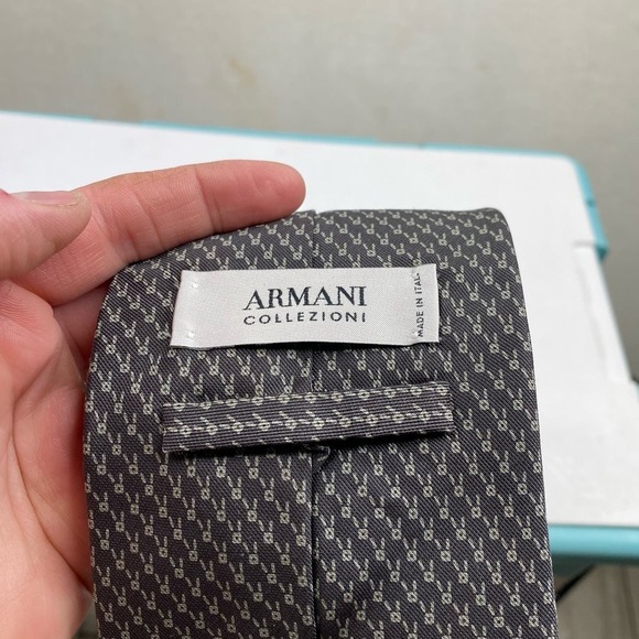 Vintage Armani Collezioni Gray with Light Gray Dots 100% Silk Neck Tie - Picture 6 of 6